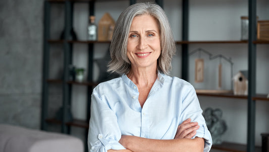 Before and after glutathione: how this antioxidant affects skin, aging and immunity. An older woman stands, arms crossed